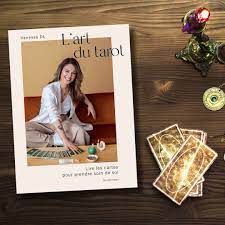 Livre L art du tarot Vanessa LD sur table avec cartes tarot