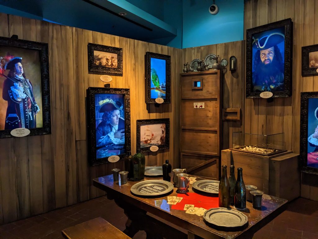 salle à manger bateau ave cadres pirates et corsaires - musée pointe à callière - une chic geek