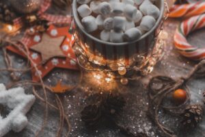 table de noel avec canne à sucre et marshmallow